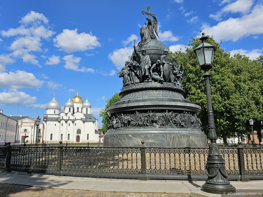 Памятник выполнен по проекту М.О.Микешина, но воплощали его в жизнь многие скульпторы.