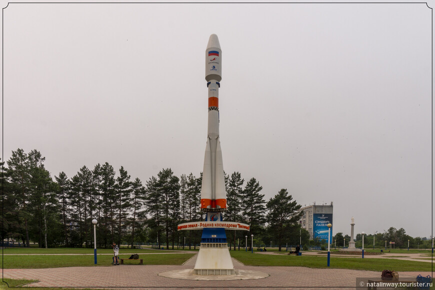 Макет ракеты-носителя «Союз-2» Перед зданием аэровокзала Благовещенска