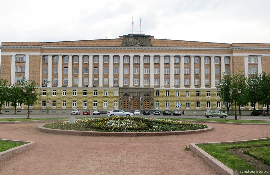 Дом Советов,где сейчас располагается областное правительство было построено в 1954-59 годах на основе типового проекта административного здания.