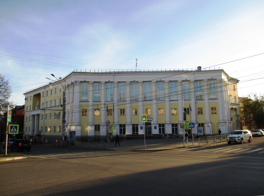 Дом союзов, 4-этажный на пр. Ленина и 3-этажный на ул. Анатолия