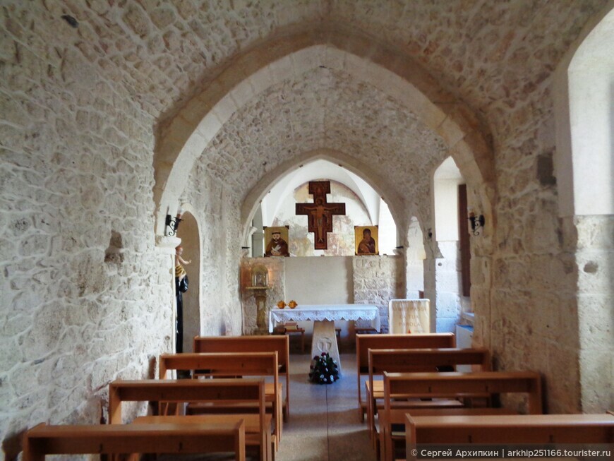 Собор Святого Франциска Ассизского (14 века) в Монте-Сант-Анджело с бесплатным музеем внутри