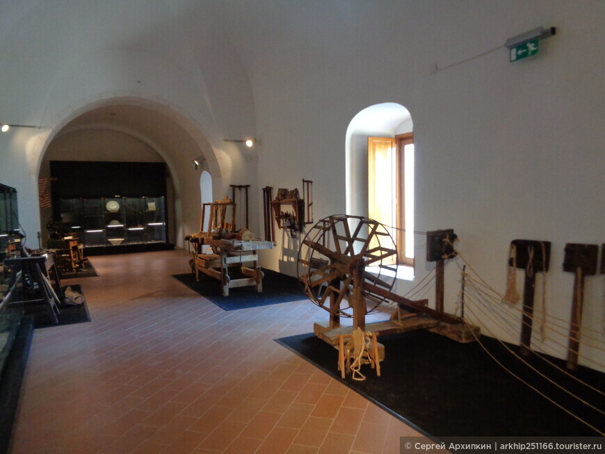 Собор Святого Франциска Ассизского (14 века) в Монте-Сант-Анджело с бесплатным музеем внутри