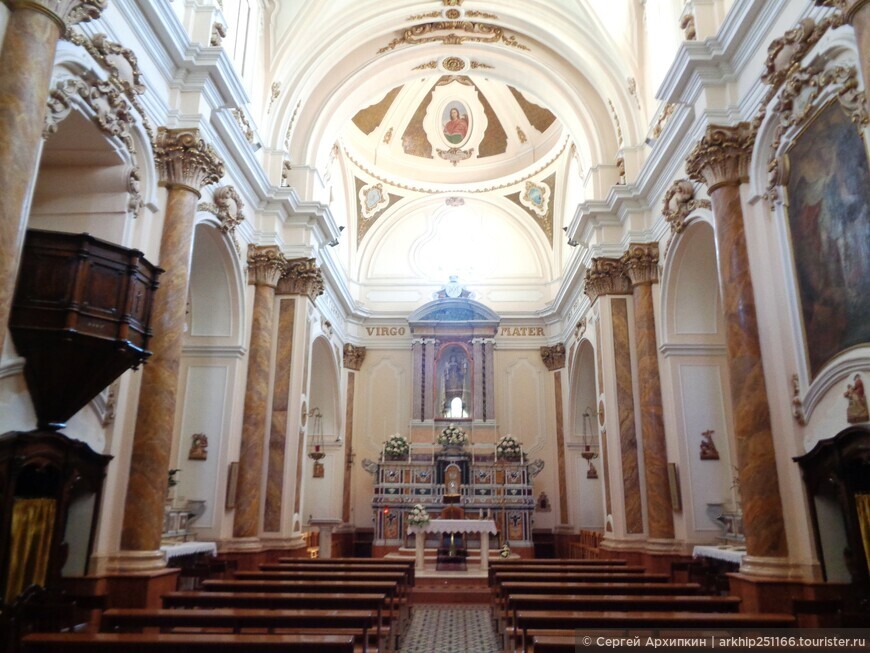Церковь Санта Мария Кармине в Монте-Сант-Анджело в Апулии на юге Италии