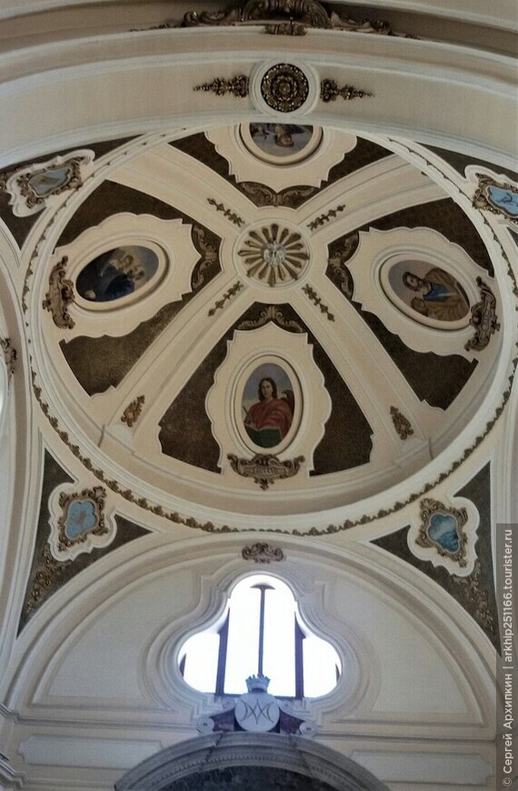Церковь Санта Мария Кармине в Монте-Сант-Анджело в Апулии на юге Италии