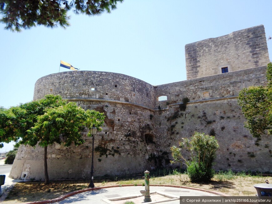 Средневековый замок в курортной Манфредонии на побережье Апулии на юге Италии