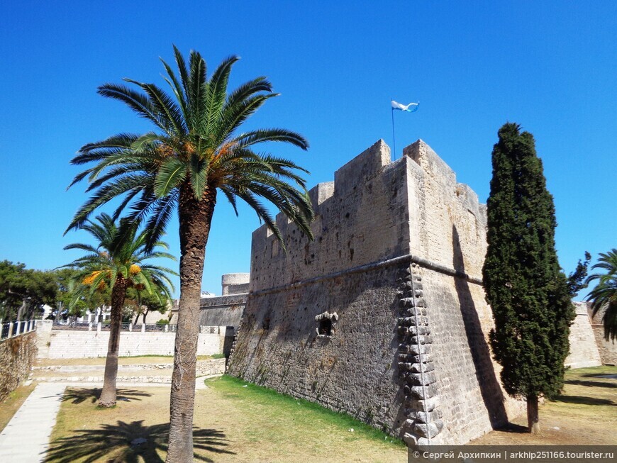 Средневековый замок в курортной Манфредонии на побережье Апулии на юге Италии