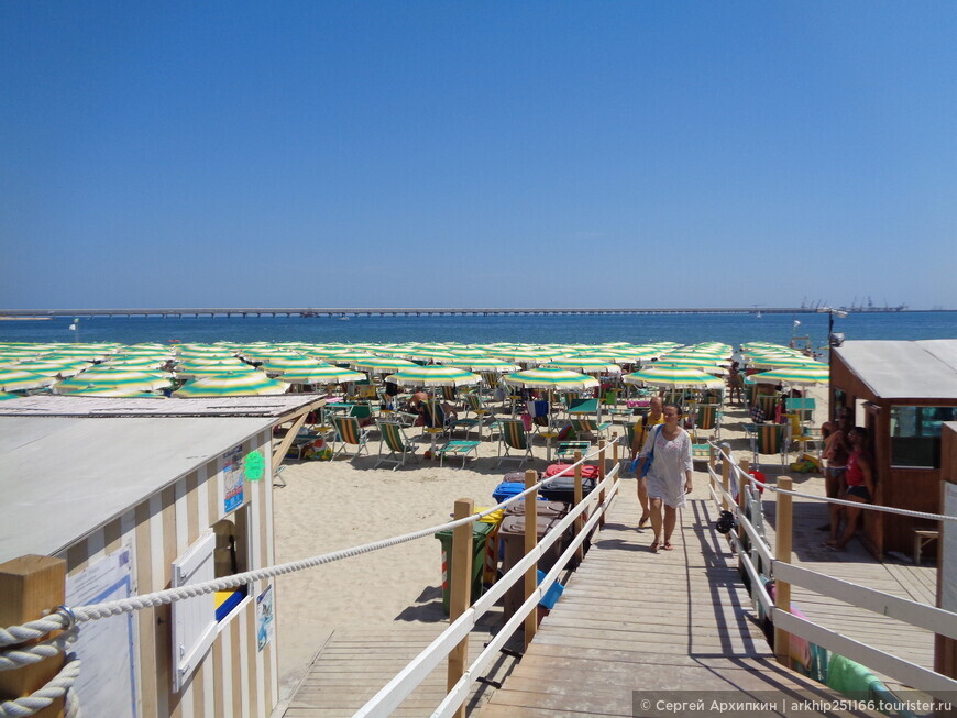 Песочный городской пляж в Манфредонии на побережье Апулии в южной Италии