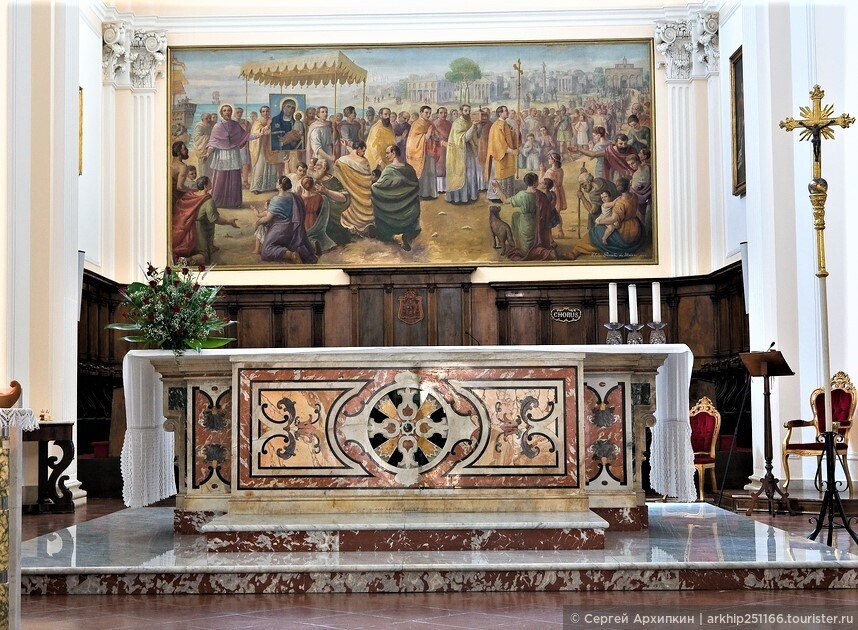 Кафедральный собор Сан-Лоренцо в Манфредонии в Апулии на Юге Италии