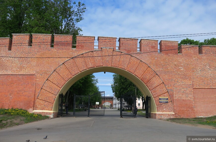 Название арка,как впрочем,и бывшая башня получила от Пречистенской церкви,не сохранившейся ныне.В 1975 году в проеме арки сооружена металлическая решетка с проездными воротами и калитками.