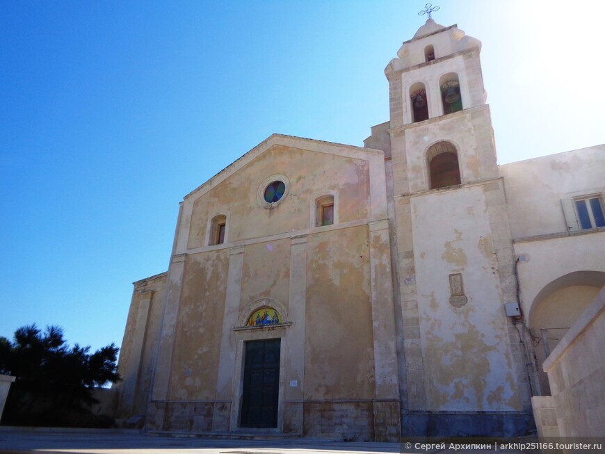 Церковь Сан Франческо на краю мыса в Вьесте на полуострове Гаргано на Юге Италии