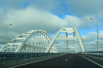 Движение автомобилей по Крымскому мосту восстановили в реверсивном режиме