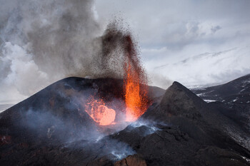 На Аляске извергающийся вулкан выбросил пепел на высоту 12 км