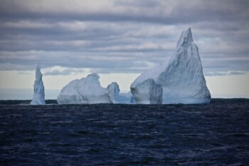 Крупнейший на планете айсберг начал быстро двигаться вдоль берегов Антарктиды 