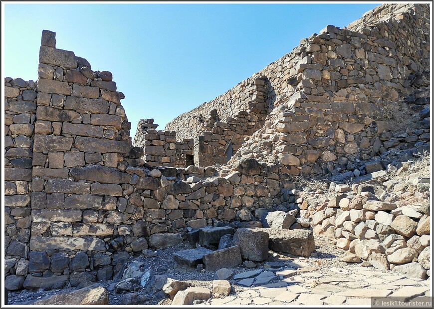 Во время восстания рядом с домами была построена дополнительная стена; две стены вместе служили городской стеной. Место, где римские солдаты ворвались в дом и вторглись в город.