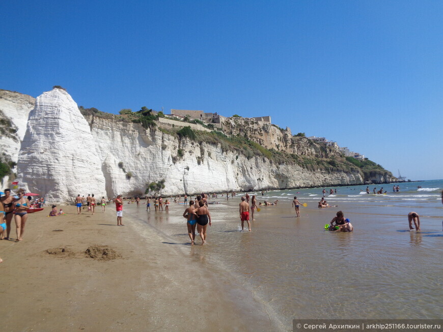 Красивый пляж Пиццомунно с белой скалой в Вьесте на юге Италии