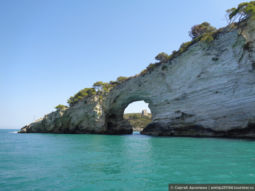 Природная Арка Сан Феличе возле Вьесте на полуострове Гаргано на юге Италии