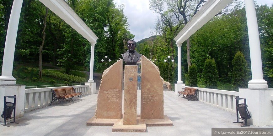 Каскадная лестница. Памятник ученому Ф. П. Гаазу , открывшему минеральный источник в Железноводске. 
