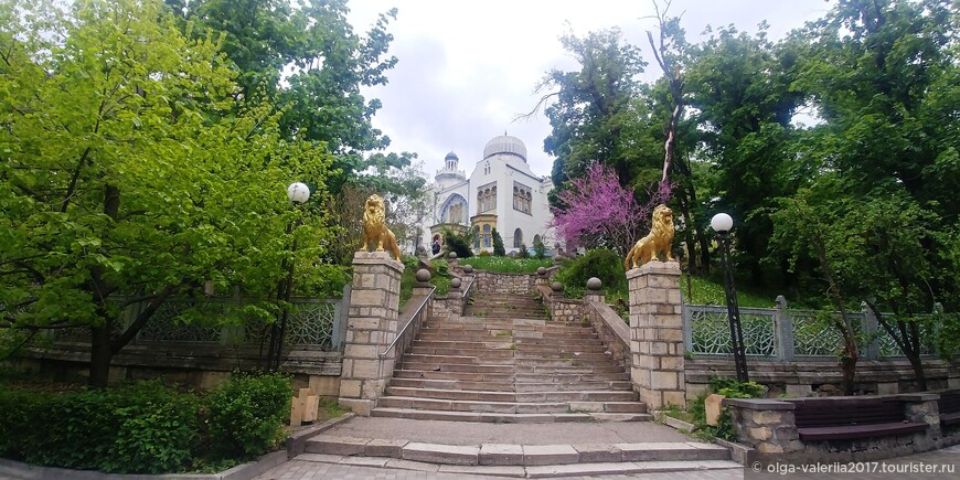 Дворец Эмира Бухарского в неомавританском стиле