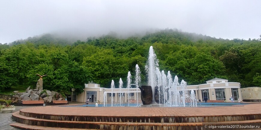 Курортный фонтан и Смирновский источник на фоне горы Железной.