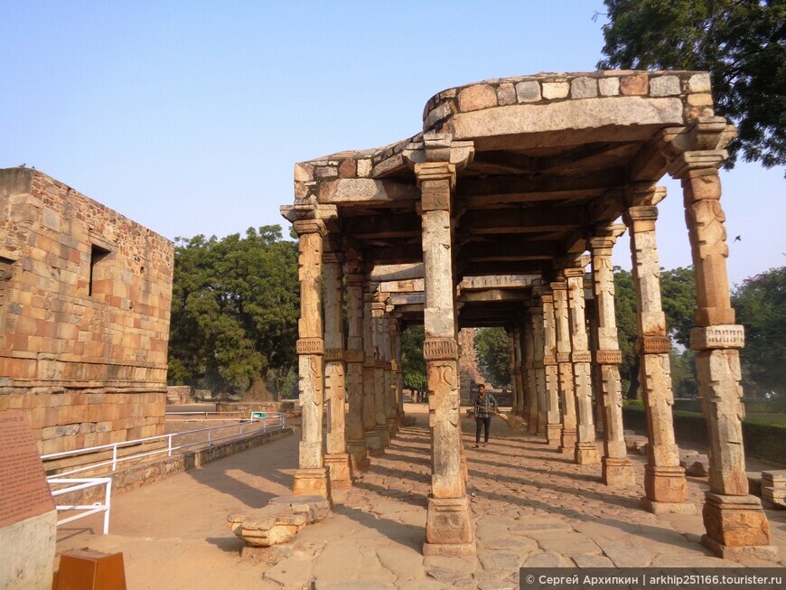 Мусульманский комплекс Кутаб-Минар (12 века) в Дели — объект Всемирного наследия ЮНЕСКО