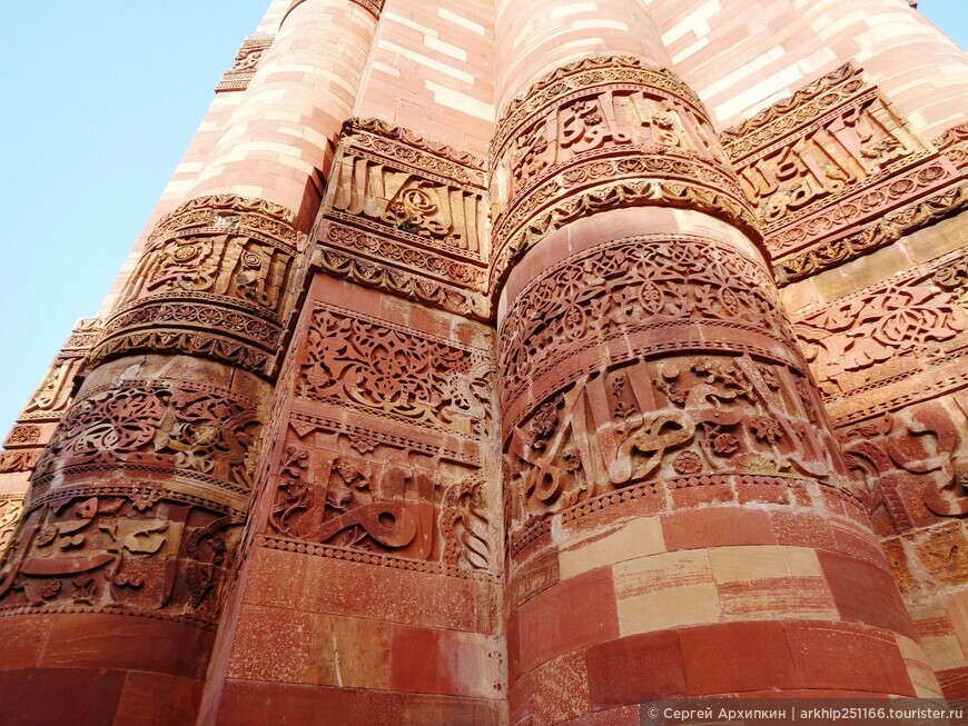 Средневековый минарет Кутуб-Минар в Дели — самый высокий минарет в Мире из кирпича