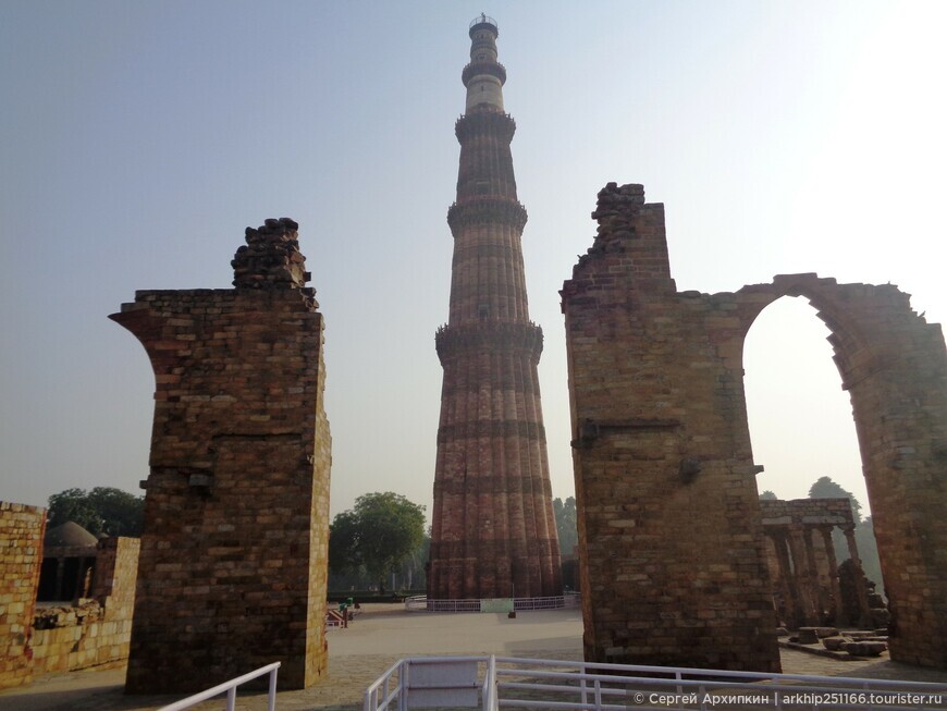 Средневековый минарет Кутуб-Минар в Дели — самый высокий минарет в Мире из кирпича