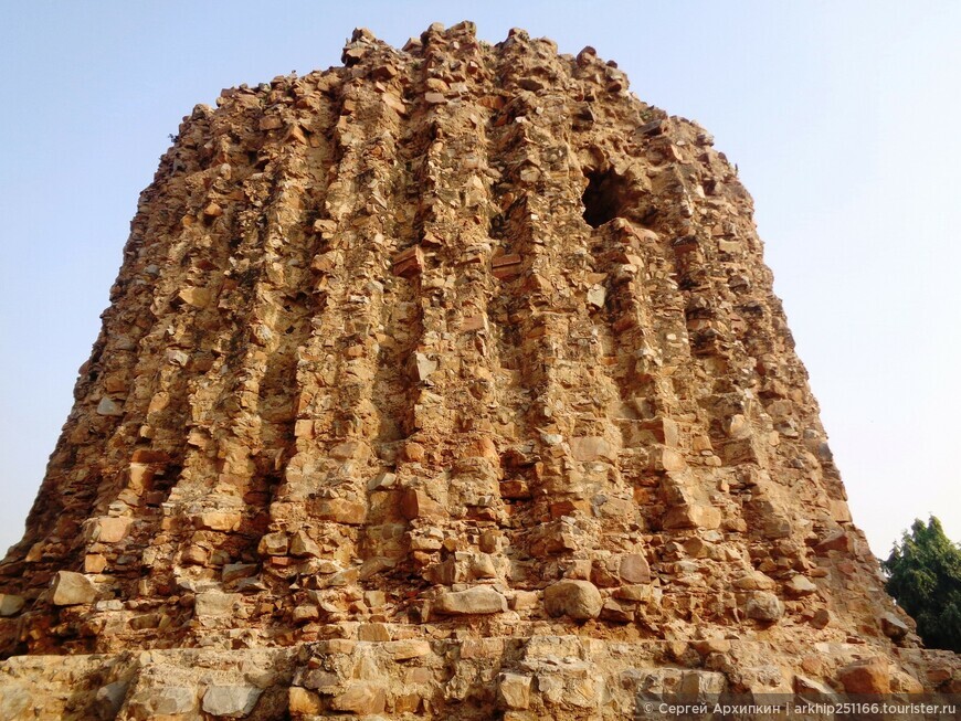 Средневековый недостроенный минарет Ала-и-Минар в Дели, который должен был стать самым высоким в Мире