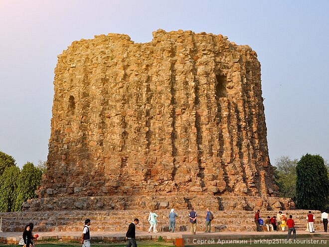 Средневековый недостроенный минарет Ала-и-Минар в Дели, который должен был стать самым высоким в Мире