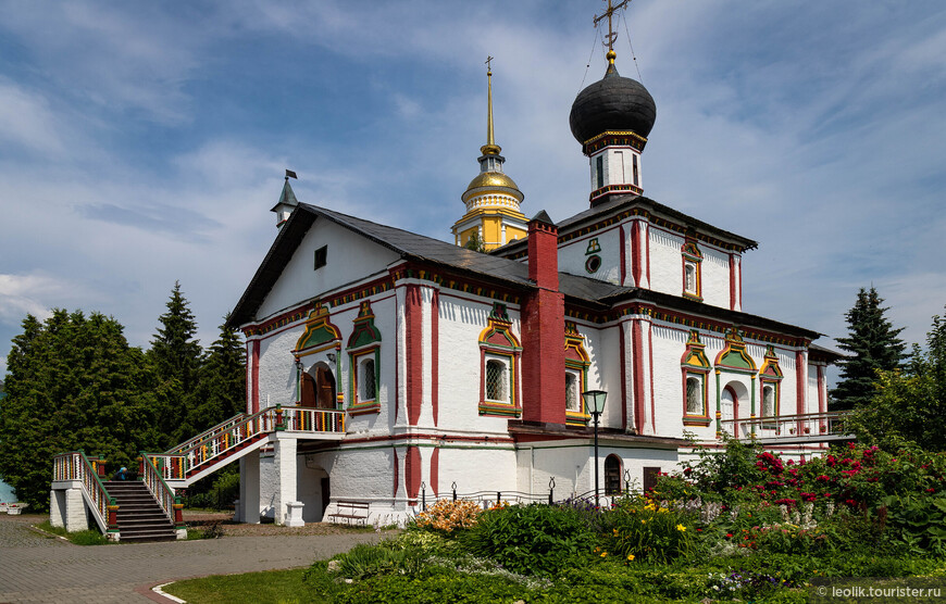 Церковь Святой Троицы Ново-Голутвина монастыря постройки 1716 г.