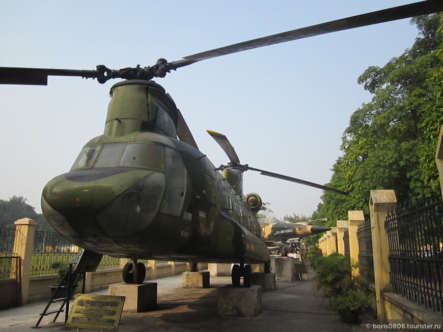Выставка военной техники в музейном дворике