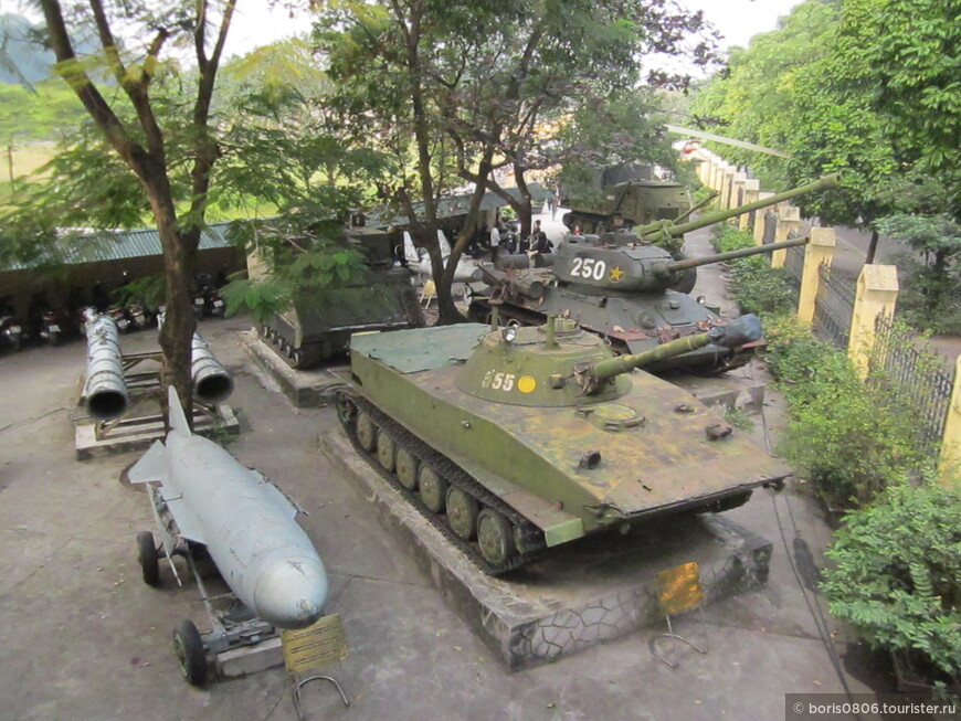 Выставка военной техники в музейном дворике