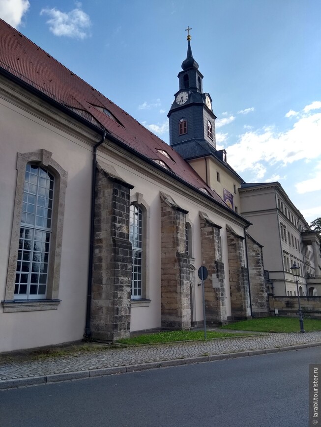 Замковая церковь Локвиц - это евангелическо-лютеранская церковь, связанная с замком Локвитц 