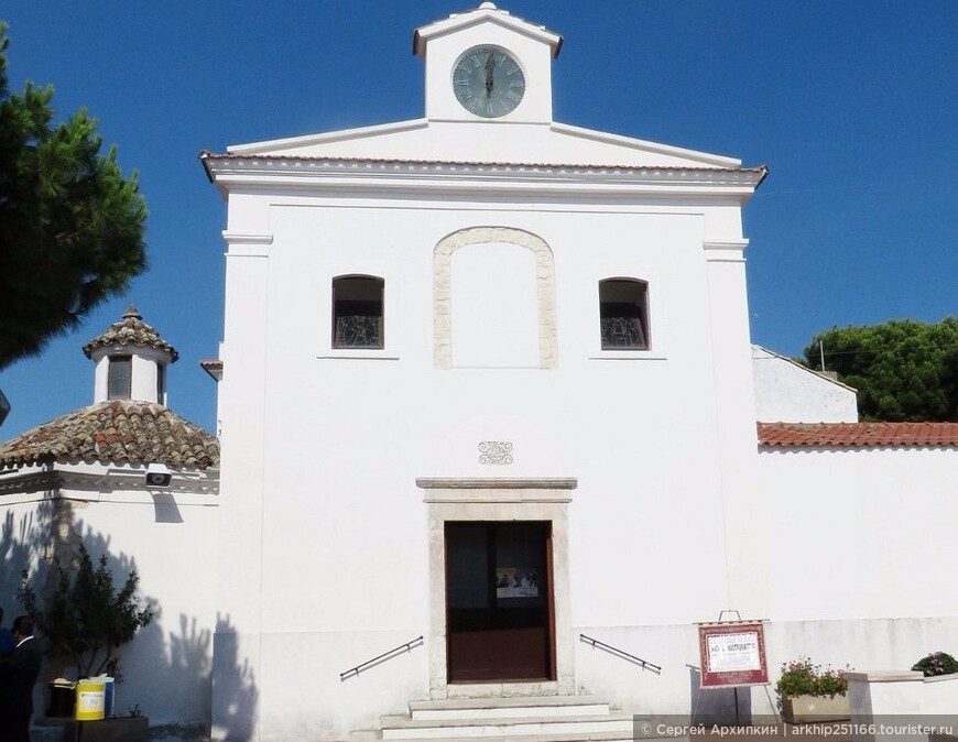 Церковь Сан Антонио в курортном Пескичи на полуострове Гаргано на Юге Италии