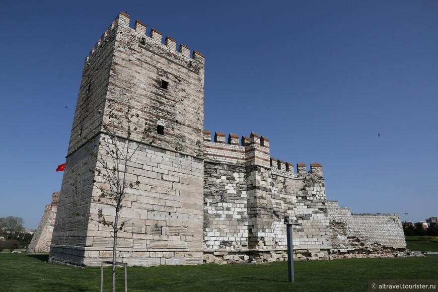 Мраморная башня - укрепление на соединении морской и сухопутной стены. Датируется концом 14-го века.