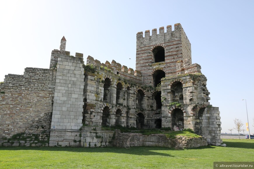 Мраморная башня когда-то была частью небольшого замка.