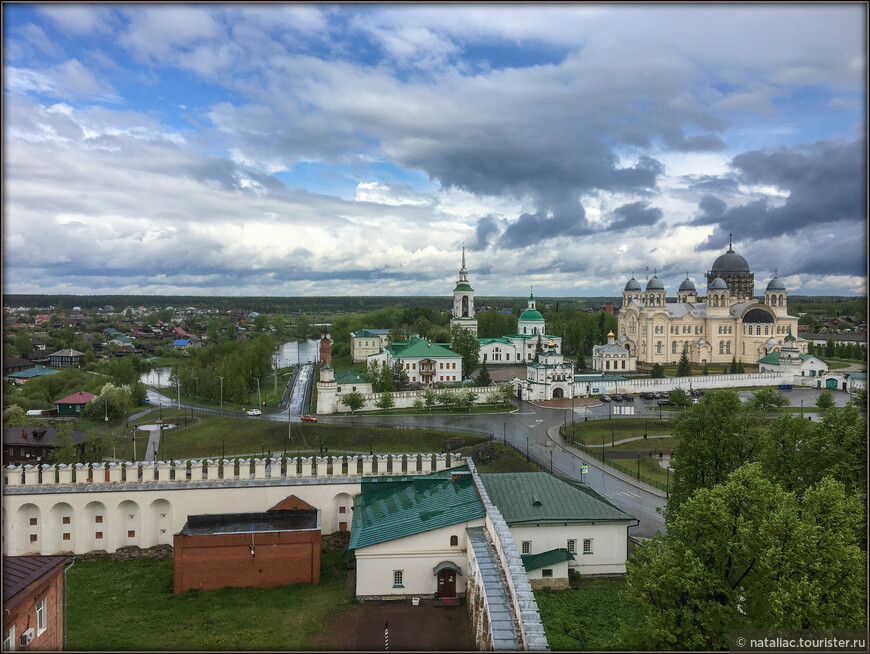 Вид на Свято-Николаевский мужской монастырь с колокольни Троицкого собора кремля.