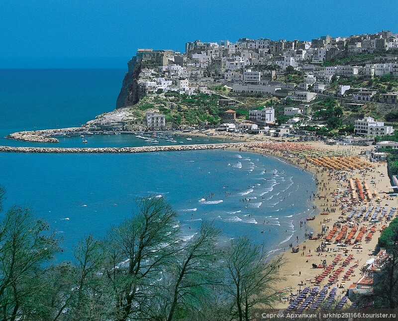 Пляж Джалилло - центральный городской пляж Пескичи на полуострове Гаргано на юге Италии