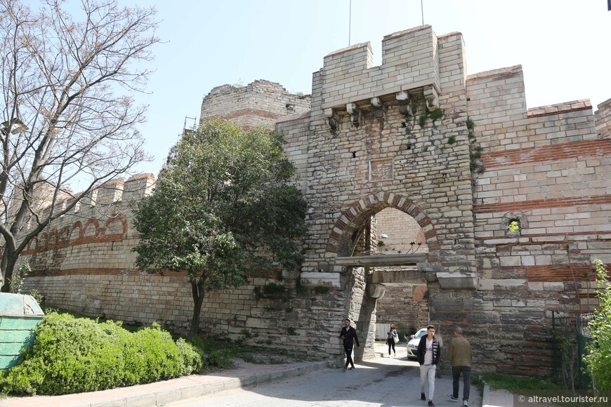 Ворота Пиги (греческое имя), или Силиврийские ворота (турецкое название).