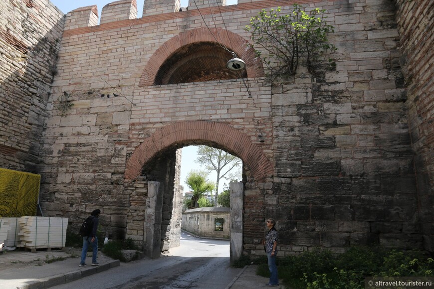 Бастион между внутренней и внешней стеной у ворот Пиги.