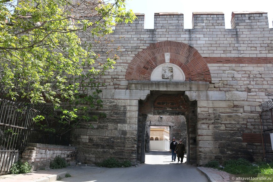 Полиандрийские ворота, вход со стороны внешней стены.

