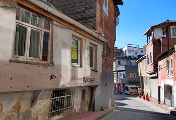 В Стамбуле начали сносить способные обрушиться при землетрясении здания 