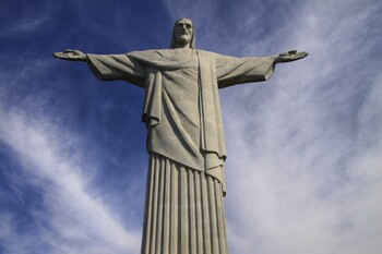 В статую Иисуса Христа в Рио-де-Жанейро ударила молния