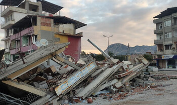 Число погибших в результате землетрясения в Турции превысило 12 000 человек