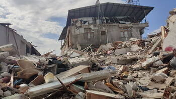В Турции объявлен национальный траур: жертвами землетрясения стали более 3400 человек
