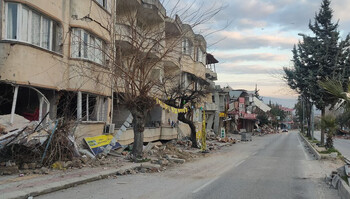 В Турции группа гидов оказалась под обломками рухнувшего отеля