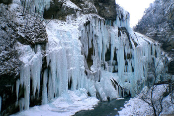 В Кабардино-Балкарии замёрзли Чегемские водопады 