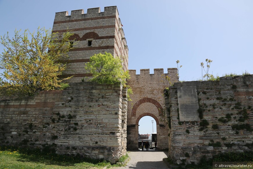 Ворота Св. Романа с памятным турецким знаком.