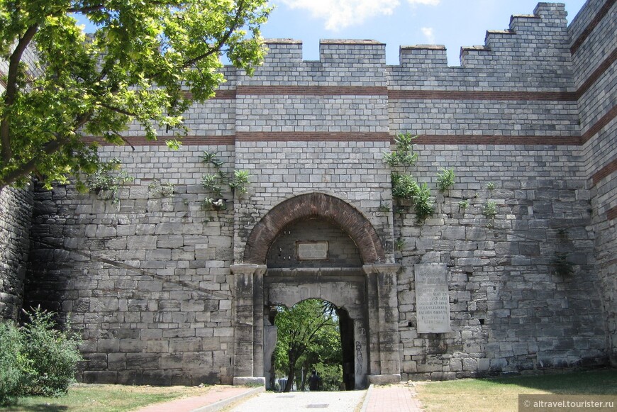 Харисийские, или Андрианопольские ворота.