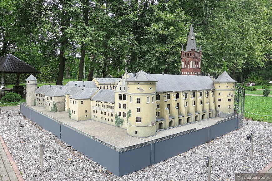 До 1945 года в замке размещались различные административные и общественные учреждения города и Восточной Пруссии,а также музейные собрания и залы для торжественных приемов.