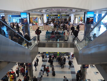 В аэропортах Москвы вновь задержали или отменили десятки рейсов